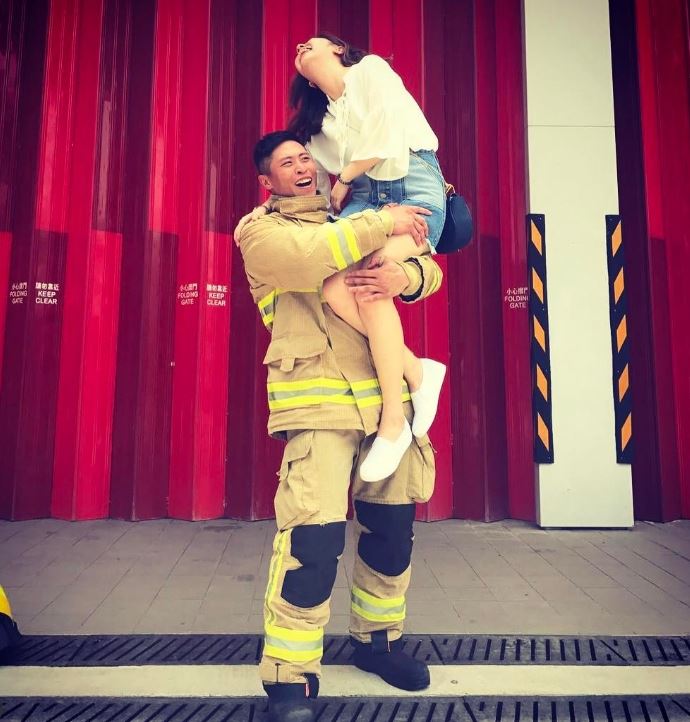 何偉豪的IG上，多數PO的照片都是與家人為主，其中一張照片他身穿消防的打火裝，抱著太太合照，非常甜蜜！(圖/翻攝IG)