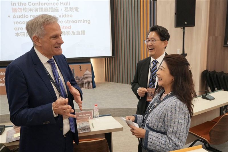 林楚茵受邀出席政大「跨大西洋戰略」國際研討會，與德國在台協會處長狄嘉信同台交流。（圖／翻攝自林楚茵臉書）