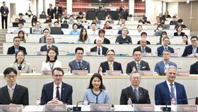 林楚茵受邀出席政大「跨大西洋戰略」國際研討會，與德國在台協會處長狄嘉信同台交流。（圖／翻攝自林楚茵臉書）