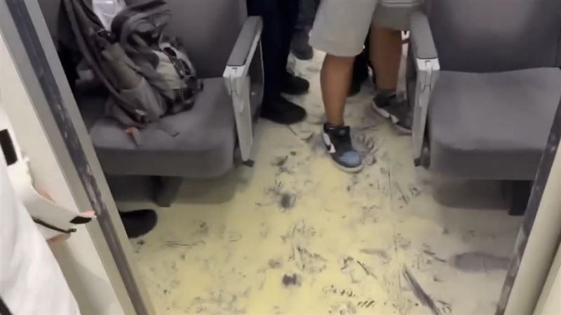 自強號狂噴滅火器！失控男遭乘客飛撲壓制