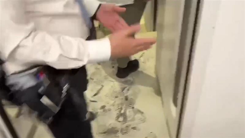 男子在自強號上狂噴滅火器遭壓制逮捕。（圖／翻攝畫面）