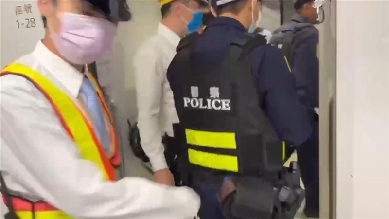 男子在自強號上狂噴滅火器遭壓制逮捕。（圖／翻攝畫面）