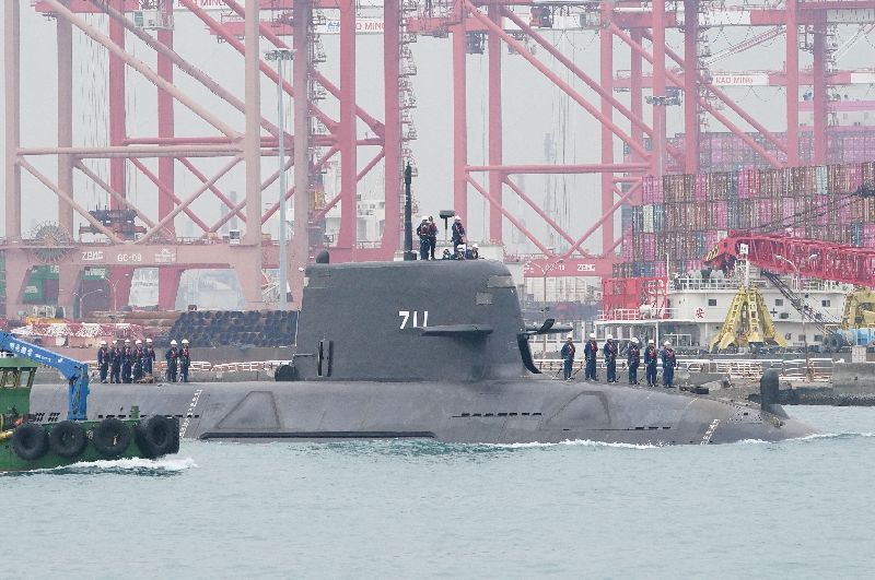 海鯤號海上測試（2）國造潛艦海鯤號舷號為「711」，27日上午於高雄港外進行第4次海上測試（SAT）。（圖／中央社）