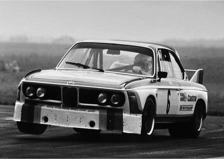 原本因 FIA 認證限制不能裝「蝙蝠車套件」，最終意外獲得賽會許可。（圖／翻攝Dylan Miles Ltd網站）