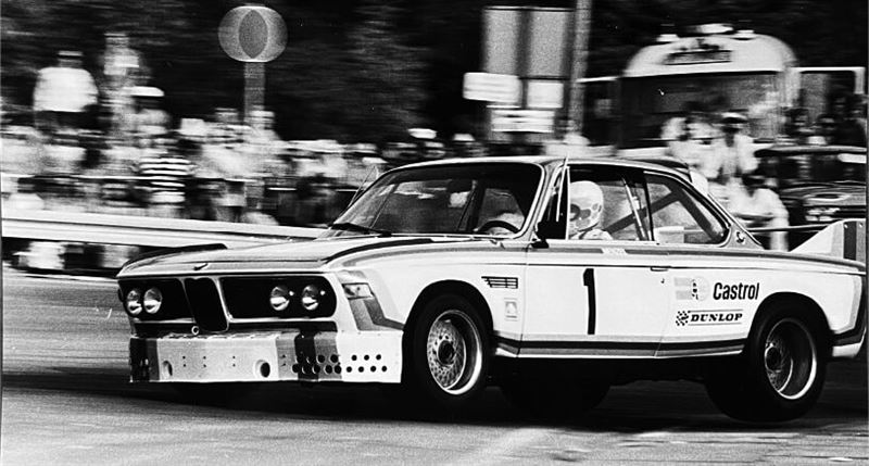 車手Jochen Neerpasch駕駛BMW 3.0 CSL拚戰賽場。（圖／翻攝Dylan Miles Ltd網站）