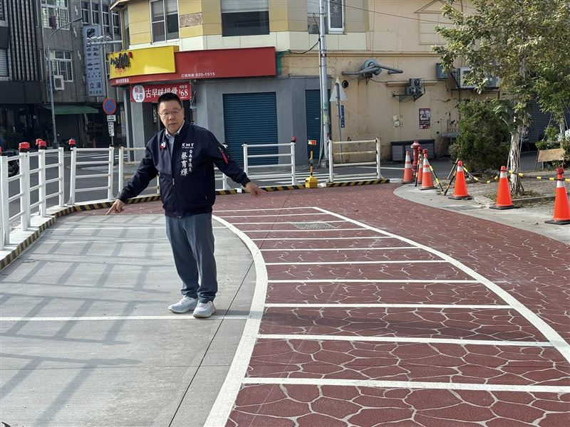 蔡育輝在臉書貼出新營圓環人行道增設停車格照片，百萬交通網紅Cheap開嗆。（圖／翻攝蔡育輝臉書）