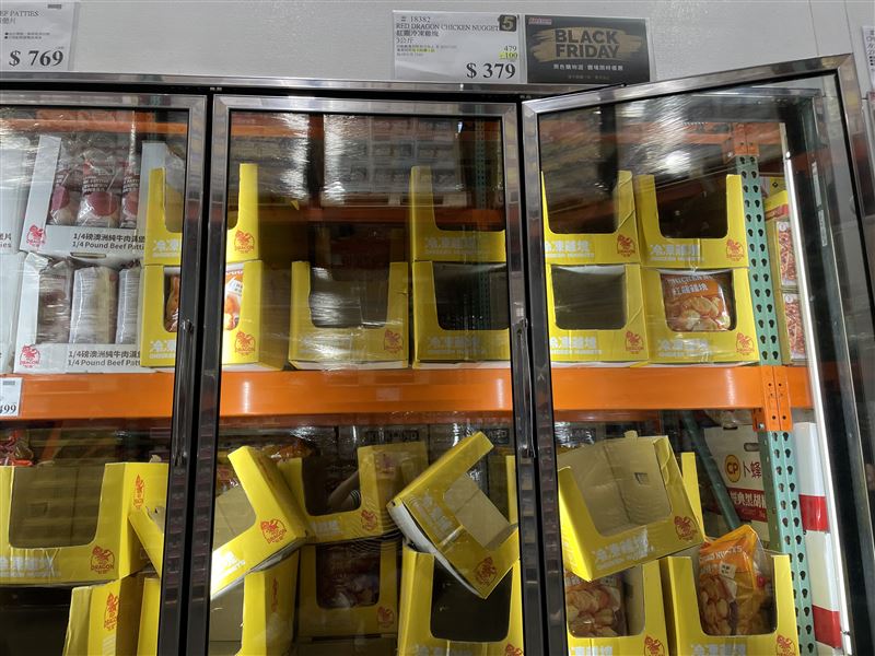 好市多紅龍冷凍雞塊，今降價百元，幾乎一上架，就幾乎被搬空。(圖/記者施春美拍攝)