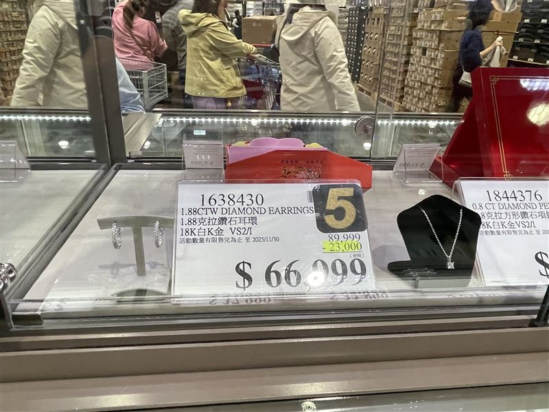 好市多27日推出的降價2萬多元的珠寶區，現場逛購的人潮非常少。(圖／記者施春美拍攝)