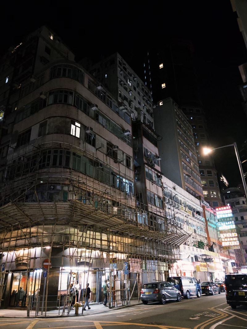 香港工地常用的竹製棚網，被認為可能製助長火勢的原因之一。（圖／記者莊佳芳攝影）