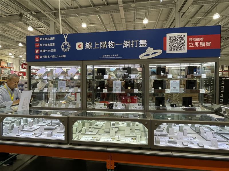 好市多黑色購物節，降價2萬多元的珠寶區仍乏人問津。(圖/記者施春美拍攝)