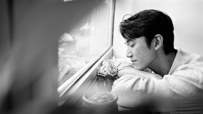 吳慷仁看香港大火連線報導！深夜心痛發文