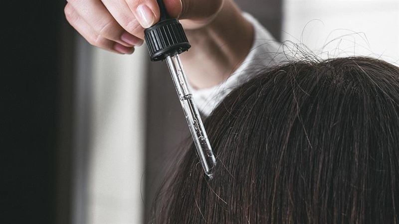 台灣化妝品驗出含禁用色素「蘇丹紅」，包含知名廠商「歐萊德」的養髮液。皮膚科醫師吳明穎提醒，長期使用恐引發「過敏性接觸性皮膚炎」。（示意圖／PIXABAY）