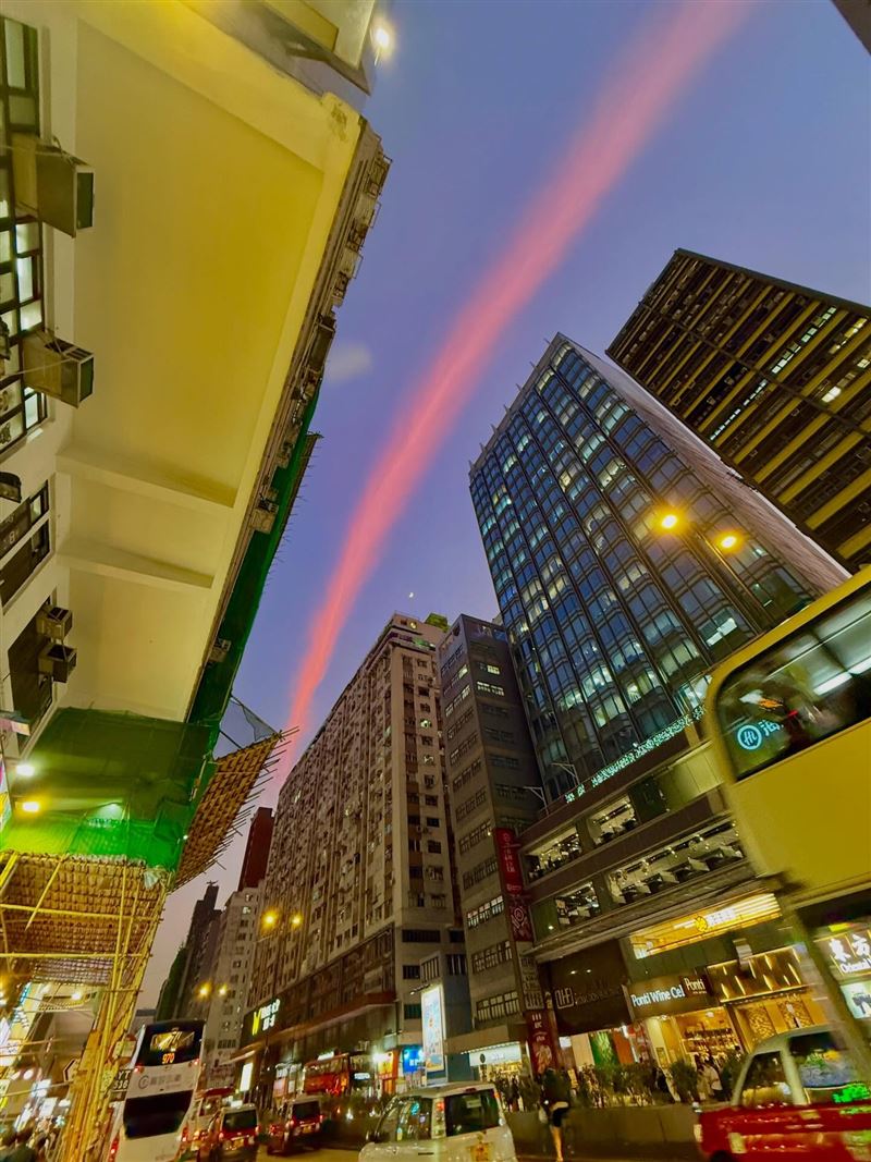 該雲帶線條纖細、邊緣銳利、厚度均勻，與一般蓬鬆的積雲截然不同，方向一致。（圖／翻攝IG)