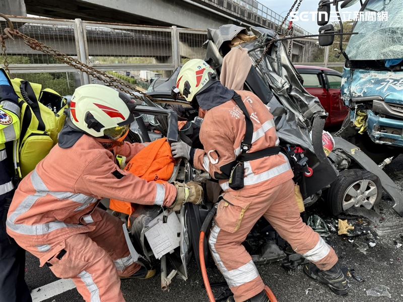 一名駕駛受困車內，消防人員隨即進行破壞救援。（圖／翻攝畫面）