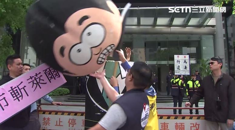 新黨上演行動劇喊嗆高市斬萊爾（圖／翻攝畫面）