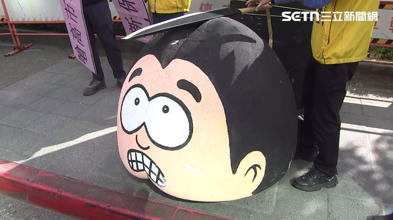 新黨上演行動劇喊嗆高市斬萊爾（圖／翻攝畫面）