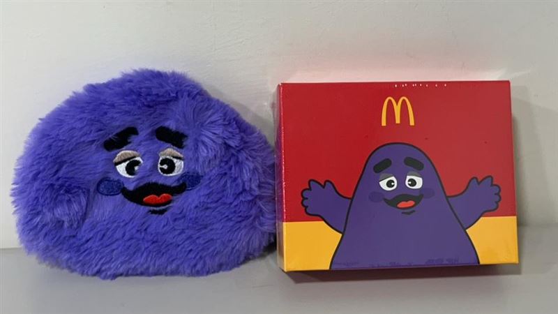 麥當勞開賣「奶昔大哥毛毛包」。（圖／記者賴俊佑攝影)