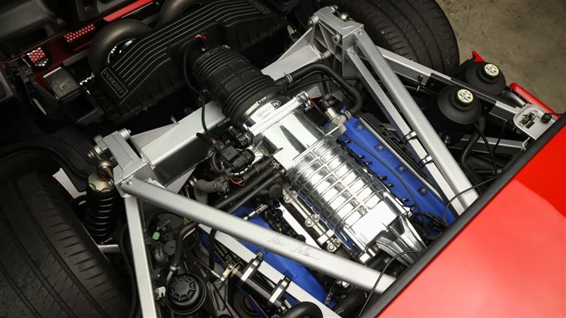 搭載5.4升機械增壓V8、擁有550匹馬力與500磅呎扭力。（圖／翻攝Bring a Trailer網站）