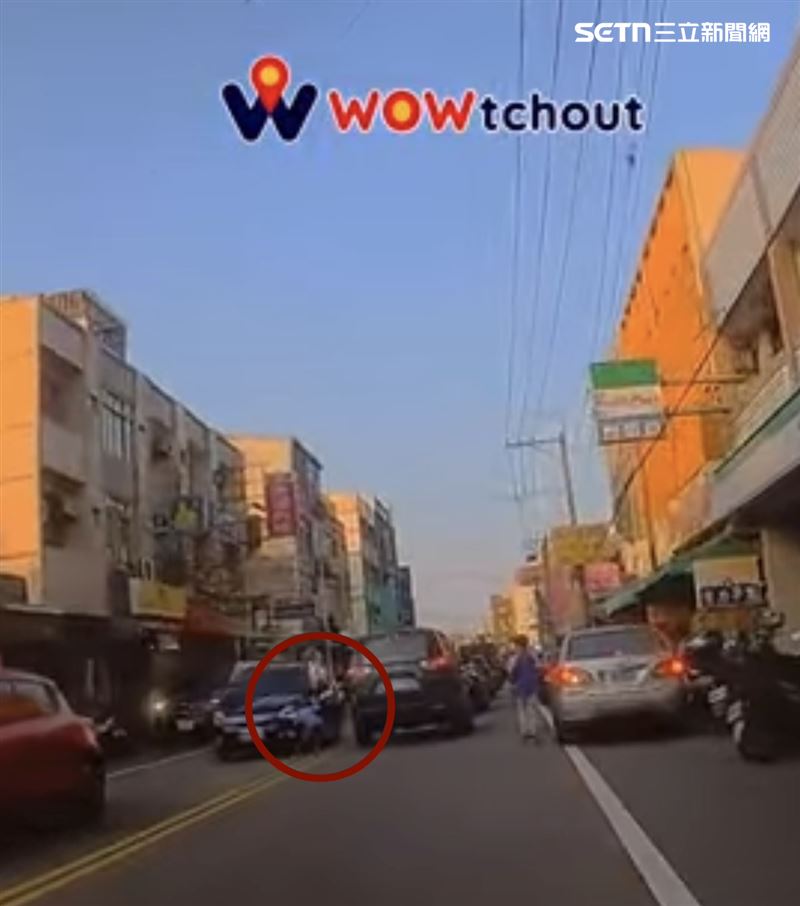 一名男童未依規定行走行人穿越道，而是直接從車流間穿越道路，險象環生。（圖／翻攝畫面）