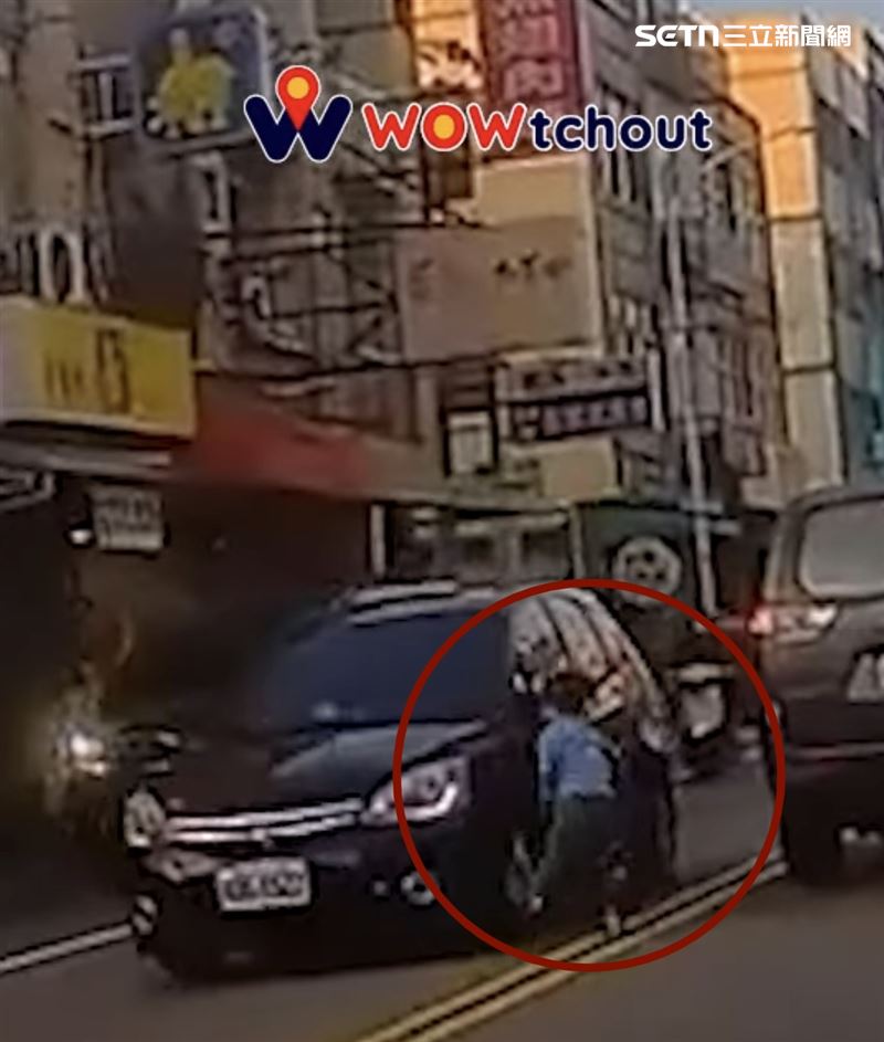 男童差點被撞上後又轉到隔壁車道，又差一點被另一台來車撞上。（圖／翻攝畫面）