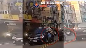 驚！男童車陣中突竄出險挨撞　家長有事了（圖／翻攝畫面）