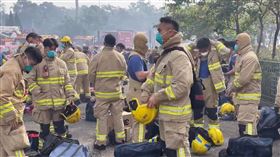 消防人員換上裝備，準備交接救援行動。（圖／截圖自Threads @pastorrockswithu）