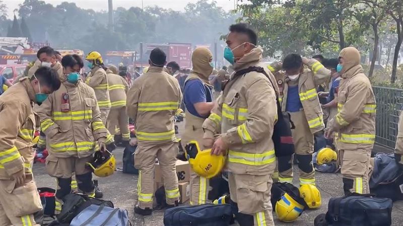 消防員一車車運至現場 就地換裝交接救援