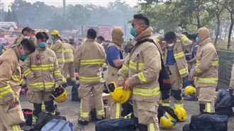 消防員一車車運至現場　就地換裝交接救援