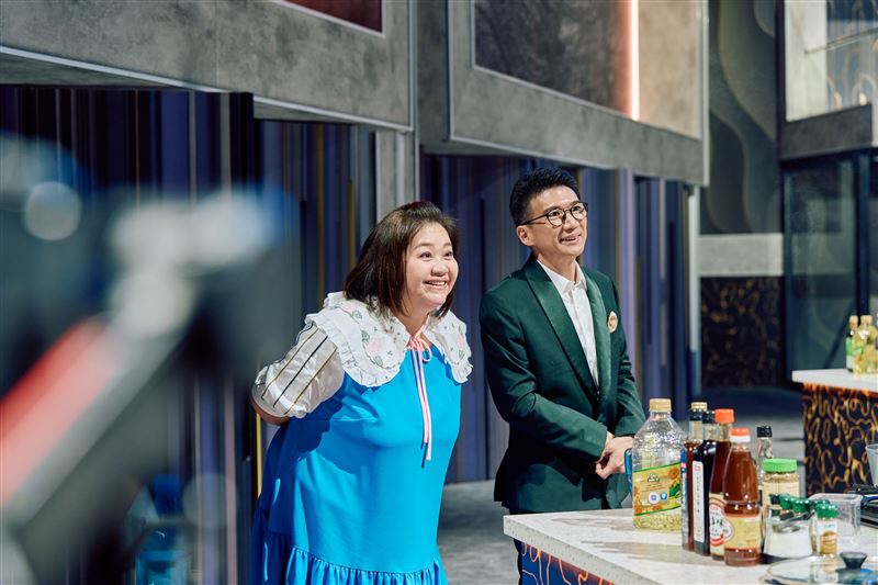 主持人鍾欣凌與評審吳東璿(大三元董事長)互動。（圖／三立提供）