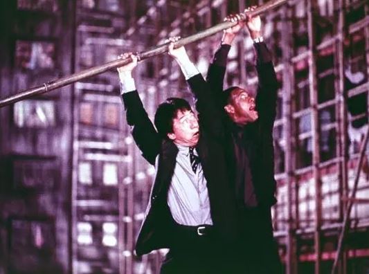 香港宏福苑大火「築棚」是元兇？！清明上河圖、香港電影常見的文化遺產。圖為電影尖峰時刻2。（圖／翻攝自豆瓣電影）