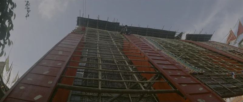 香港宏福苑大火「築棚」是元兇？！清明上河圖、香港電影常見的文化遺產。圖為電影A計畫續集。（圖／翻攝自豆瓣電影）