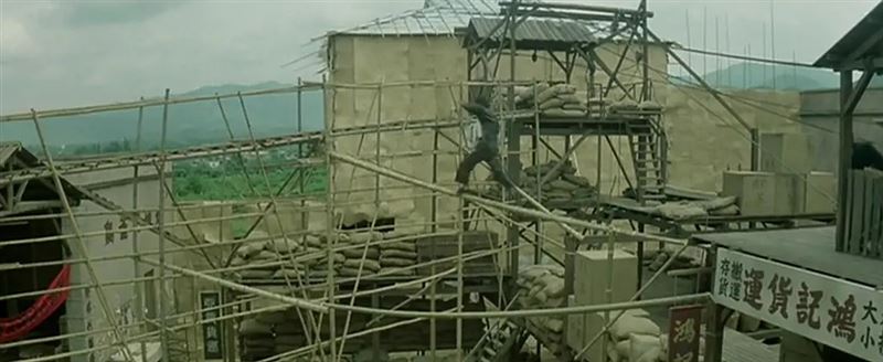 香港宏福苑大火「築棚」是元兇？！清明上河圖、香港電影常見的文化遺產。圖為電影A計畫續集。（圖／翻攝自豆瓣電影）