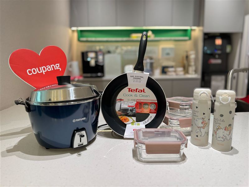 Coupang酷澎與台灣經典品牌「大同」推出溫暖優惠，11人份電鍋採用不銹鋼外蓋，新色深海藍展現時尚風格；還有Thermos膳魔師瑪麗貓保溫杯、Tefal特福平底鍋、Glasslock玻璃保鮮盒一同溫暖迎冬。（圖／Coupang酷澎提供）