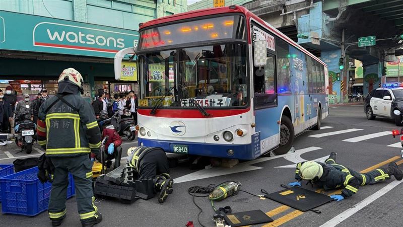 陳姓公車司機不慎擦撞楊姓老翁，最後其傷重不治。（圖／翻攝畫面）