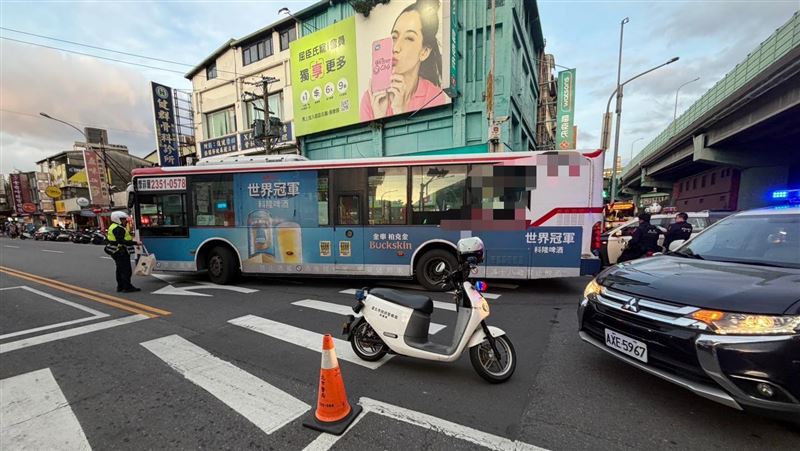 陳姓公車司機不慎擦撞楊姓老翁，最後其傷重不治。（圖／翻攝畫面）