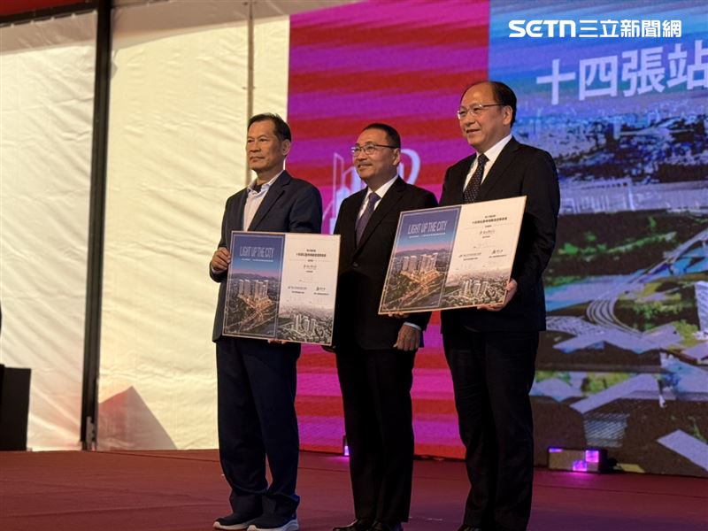新北市捷運局27日與宏匯公司、愛山林建設及甲山林建設公司共組環宇上城投資公司簽訂「新北環狀線十四張站暨南機廠捷運開發案」投資契約，啟動全台規模最大捷運開發案。（圖／記者李育道攝影）