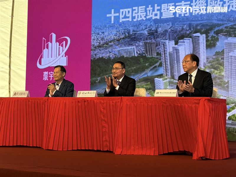 四張站為新北環狀線及安坑輕軌交會站，是開發規模全台最大捷運開發案，投資人依市府所訂開發規劃，打造一座立體微型城市，預計引進1.1萬人口，創造1.2萬個就業機會。（圖／記者李育道攝影）