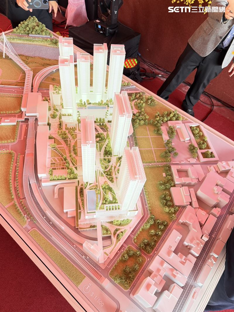 總開發價值達985億元，規畫8棟最高51層樓開發大樓，2樓可供2萬坪商場、購物中心進駐，3樓以上為5萬坪辦公室及5100戶住宅。（圖／記者李育道攝影）
