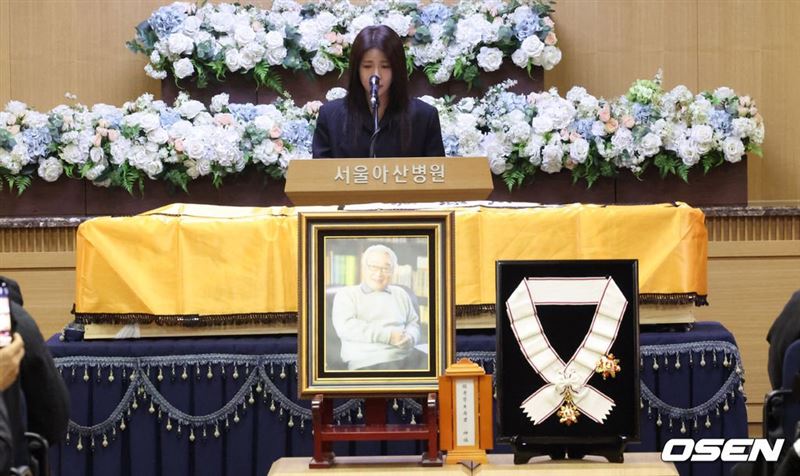 河智苑在致詞時一度無法開口，淚灑現場。（圖／翻攝自OSEN）