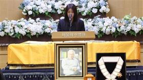 河智苑在致詞時一度無法開口，淚灑現場。（圖／翻攝自OSEN）