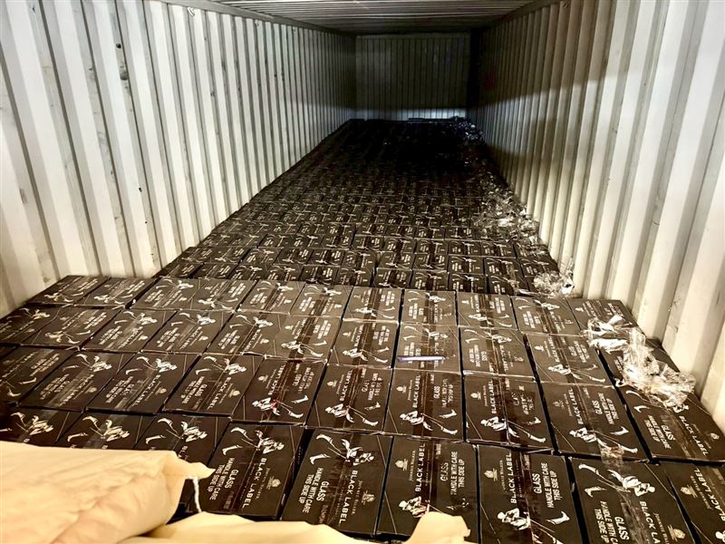 高雄關查獲2只擬轉口至香港的貨櫃，內部以塑膠粒掩飾，實則暗藏3,328箱未申報洋酒，總計近4萬瓶、市值逾2,600萬元。已依違反緝私條例與菸酒管理法予以查扣，海關籲民眾踴躍檢舉走私，共同守護稅收與健康。（圖／財政部提供）