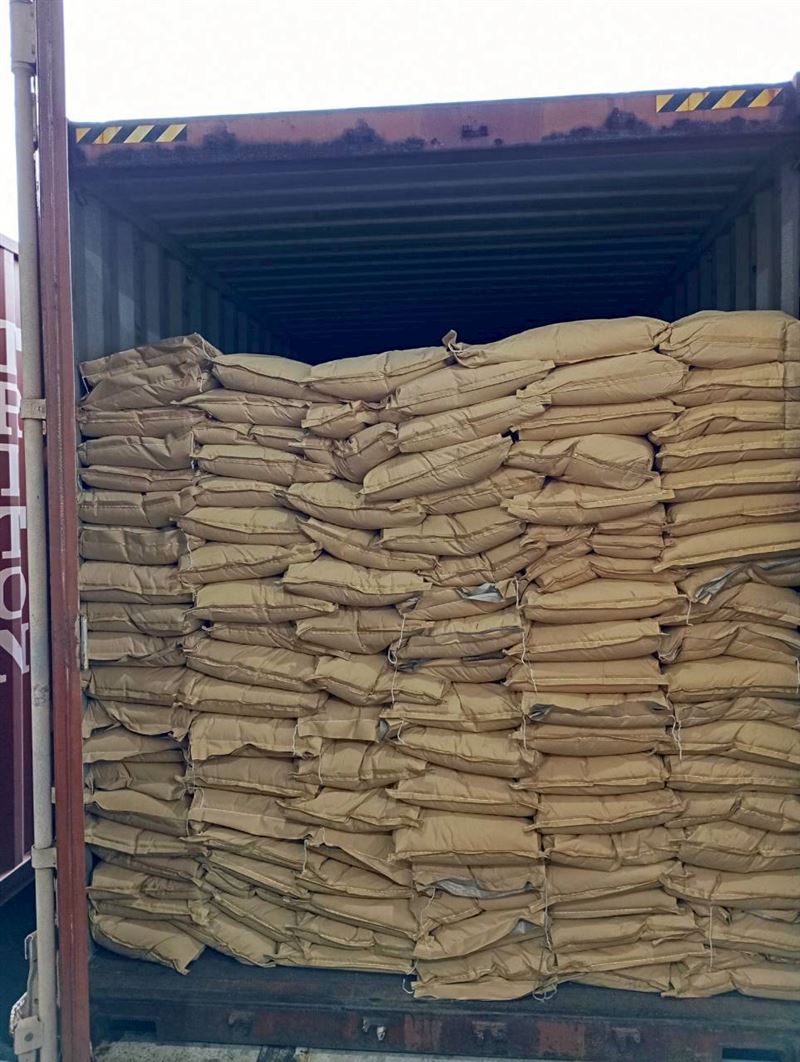 高雄關查獲2只擬轉口至香港的貨櫃，內部以塑膠粒掩飾，實則暗藏3,328箱未申報洋酒，總計近4萬瓶、市值逾2,600萬元。已依違反緝私條例與菸酒管理法予以查扣，海關籲民眾踴躍檢舉走私，共同守護稅收與健康。（圖／財政部提供）