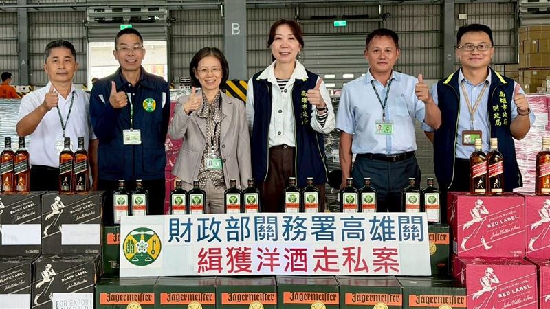 高雄關查獲2只擬轉口至香港的貨櫃，內部以塑膠粒掩飾，實則暗藏3,328箱未申報洋酒，總計近4萬瓶、市值逾2,600萬元。已依違反緝私條例與菸酒管理法予以查扣，海關籲民眾踴躍檢舉走私，共同守護稅收與健康。（圖／財政部提供）