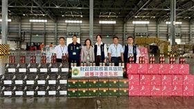 高雄關查獲2只擬轉口至香港的貨櫃，內部以塑膠粒掩飾，實則暗藏3,328箱未申報洋酒，總計近4萬瓶、市值逾2,600萬元。已依違反緝私條例與菸酒管理法予以查扣，海關籲民眾踴躍檢舉走私，共同守護稅收與健康。（圖／財政部提供） 