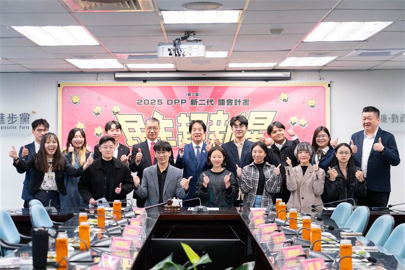 民進黨「2025民主超新星&mdash;新二代國會計畫」結業，兼任黨主席的總統賴清德出席頒發結業證書（圖／民進黨提供）