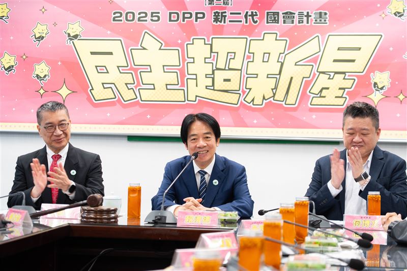 民進黨「2025民主超新星&mdash;新二代國會計畫」結業，兼任黨主席的總統賴清德出席頒發結業證書（圖／民進黨提供）