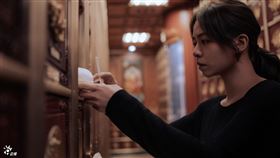 宋芸樺到靈骨塔探望母親忍不住情緒潰堤。（圖／公共電視、台灣大哥大MyVideo提供）