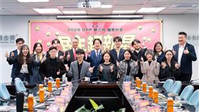 民進黨「2025民主超新星—新二代國會計畫」結業，兼任黨主席的總統賴清德出席頒發結業證書（圖／民進黨提供） 