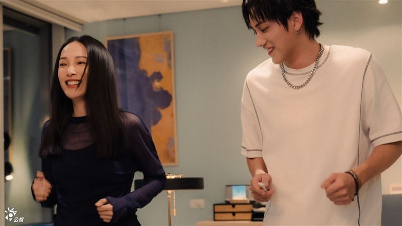 范少勳因工作與林映唯 (左) 長時間相處，與宋芸樺感情面臨挑戰。（圖／公共電視、台灣大哥大MyVideo提供）