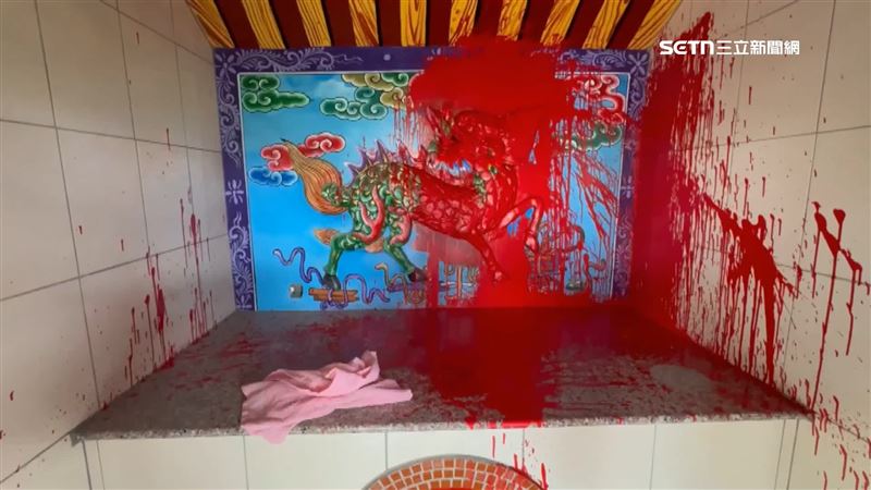 彰化縣社頭鄉的山壩福德宮遭人潑灑大片紅漆